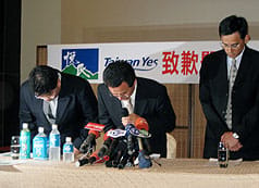 悅氏「運動飲料」及台海「Taiwan Yes運動速燃飲料」被驗出含有塑化劑DEHP，生產商名牌食品今天出面道歉，強調3天內將完成回收，並已更換原料廠商。圖片來源：中央社。