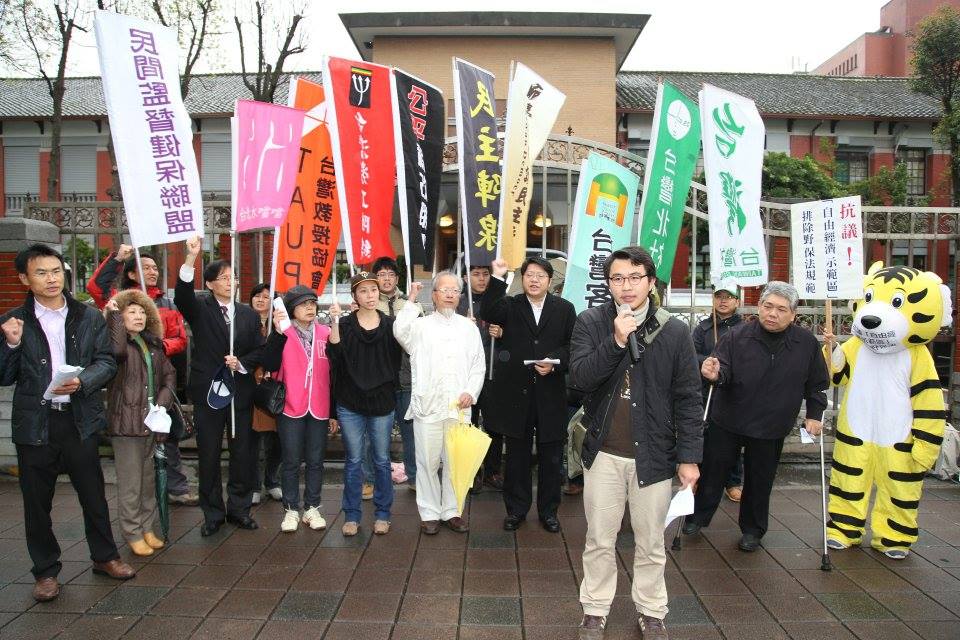 民團喊口號要求自經區緩審。圖2之2：林雨佑/攝