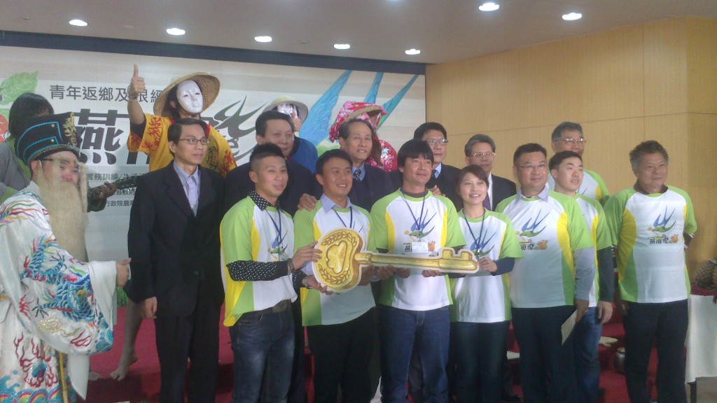 屏東縣政府今（10）天北上舉辦記者會，宣布啟動「燕南飛~青年返鄉及根經濟發展」計畫，提供屏東子弟農業見習機會及生活津貼。圖3-1：余懷英/攝