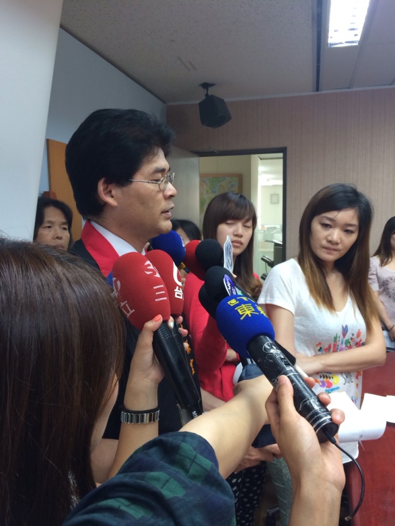 台北市法務局今(29)日上午公布7月份針對21家瘦身美容業者稽查結果，主任消保官陳信誠表示，今年上半年處理了9件消費爭議，這9件全出自知名廠商愛妮雅集團。圖：劉奕霆/攝