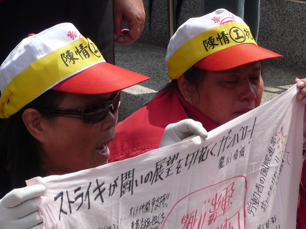 （圖）華隆員工手持日本支持簽名布條，一邊唱「落水聲」，一邊落淚。圖:陳昱瑾攝影