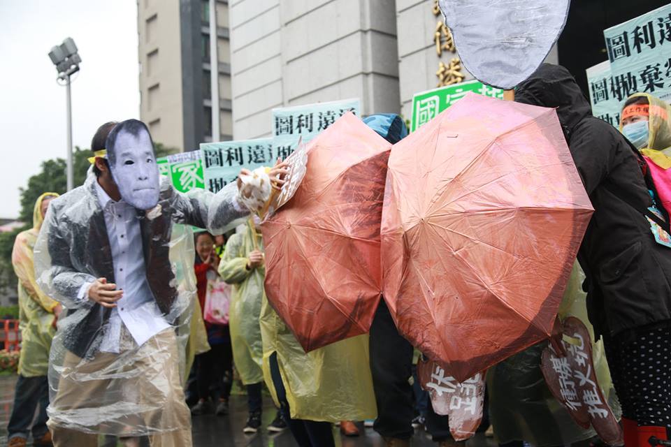 自救會表演行動劇，演出交通部長葉匡時在幫遠通董事長徐旭東擦屁股。圖2之2：林雨佑/攝