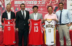 台北市長郝龍斌（中）、中華民國籃球協會理事長丁守中（右2）、NBA中國執行長舒德偉（David Shoemaker）（左2）等人28日宣告美國職籃NBA火箭隊、溜馬隊將於10月來台打熱身賽，邀請大家來看球。圖片來源：中央社