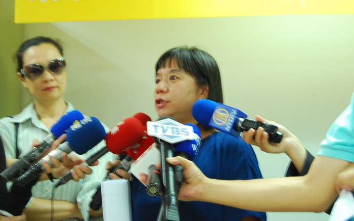 消基會董事長蘇錦霞今(21)日公布，目前共收到345件塑化劑求償案件，而在14日消基會與業者召開的對談會議上，只有統一企業1家做出善意回應。圖片:黃沛云/攝