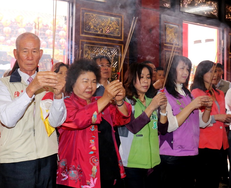 大年初二，高雄市長陳菊(左2)今(1)日對教育部歷史課綱發表看法。圖為上午她在三鳳宮董事長陳明春陪同上香。圖片來源：高雄市政府提供
