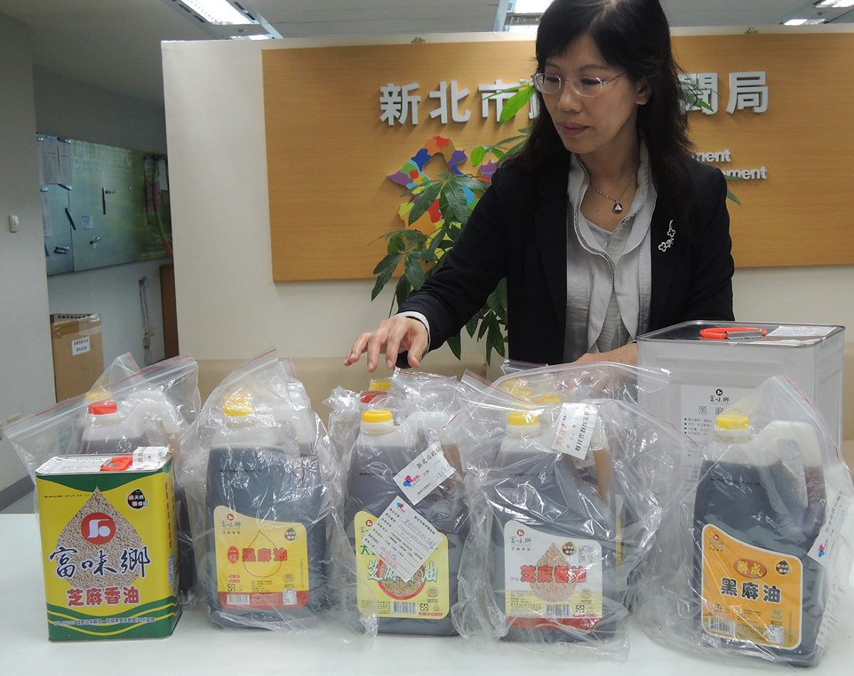 富味鄉有包括一級黑麻油3K等24項的油品攙加「棉籽油」，其中以「芝麻香油」、「香P190」所含棉籽油佔30％為最低，另富味鄉調和花生油則是添加花生的香料未標示。圖：記者陳冠廷/攝