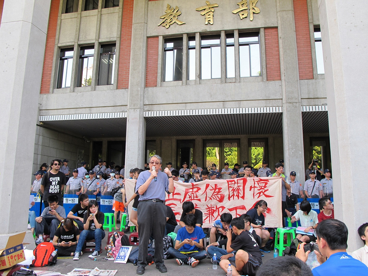 抗議學生31日上午持續佔領教育部廣場。圖：林朝億/攝