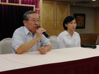 中華職棒兄弟象隊董事長洪瑞河（左）、領隊洪芸鈴（右）19日下午在兄弟飯店召開記者會宣布，兄弟象隊將在年底前找買家。圖：中央社