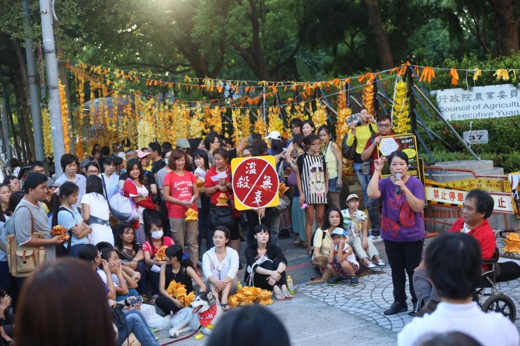 圖為愛狗人士分享拯救流浪動物經驗，上百位民眾聲援。圖：林雨佑/攝