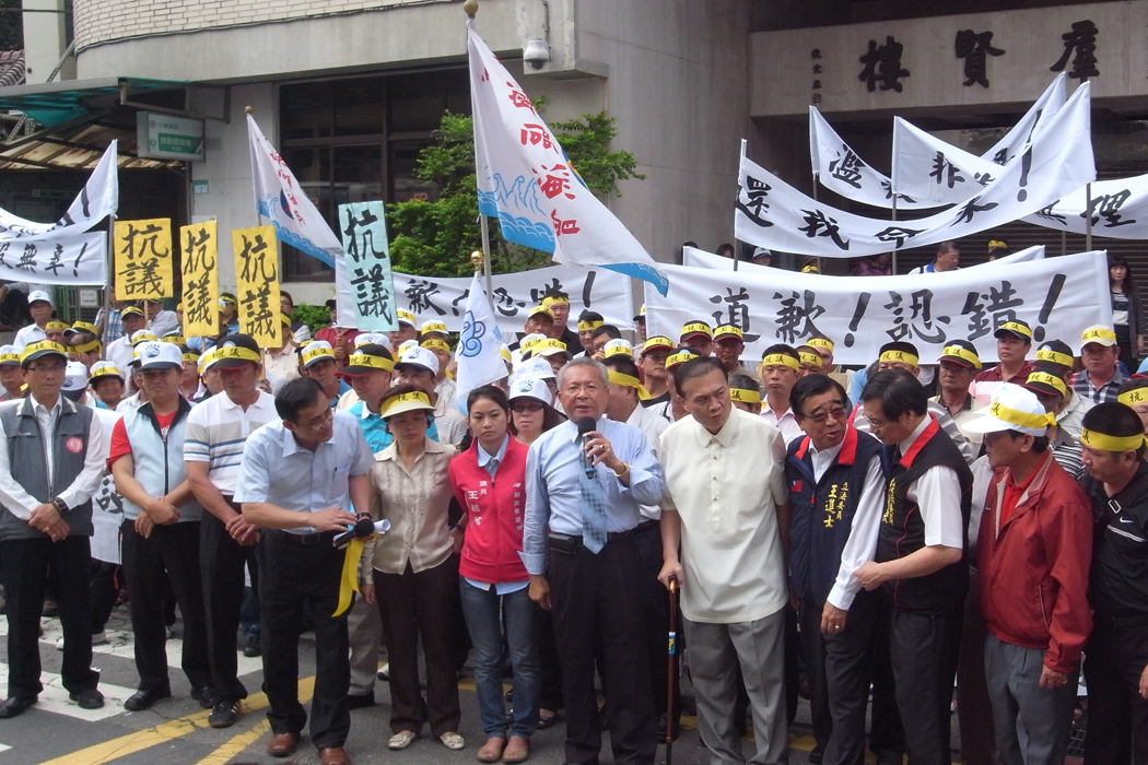 500位各地漁民今（13）日下午前往立法院陳情，他們要求菲律賓立即道歉、賠償及懲凶。琉球鄉長蔡天裕（圖中手持麥克風者）並呼籲朝野立委建議政府向菲律賓宣戰。圖：楊宗興/攝