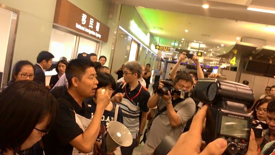 Hydis支會會長李相穆遭遣返前在機場召開記者會表示，「但我們會再回來，我們一定會贏！」圖：翻攝自韓國Hydis工人 團結•鬥爭臉書