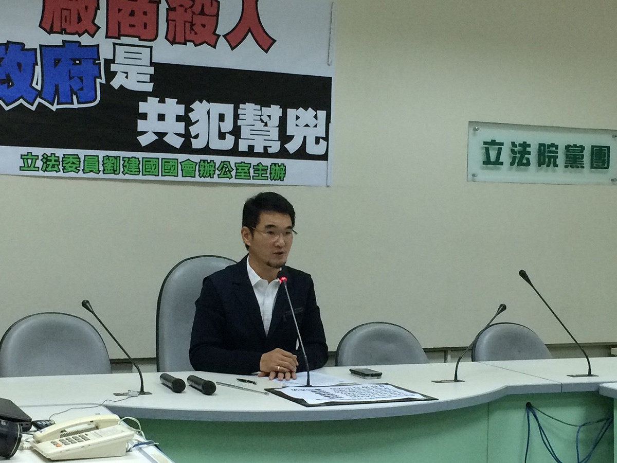 日本核災食品改標輸台，立委劉建國今(30)日批評，3月4日食藥署基層人員就已上簽公文要求產品下架銷毀，卻遭多次退簽，他批評食藥署根本就是業者荼毒人民的幫凶。圖：符芳碩/攝