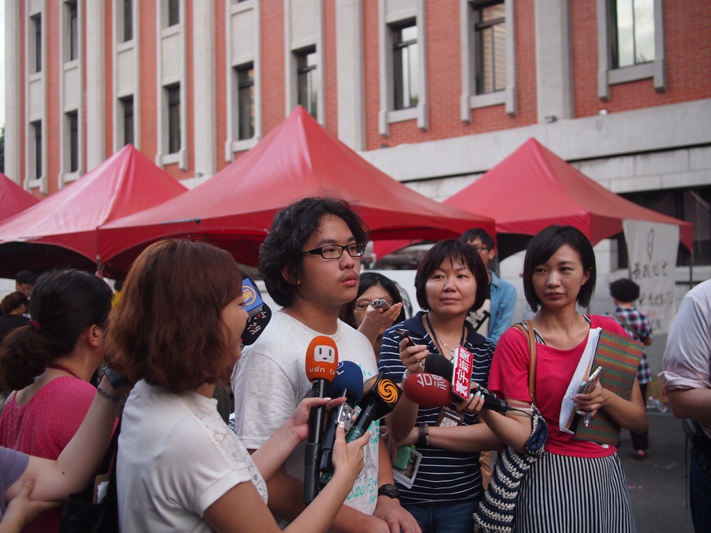 台北市長柯文哲6日晚間勸離反課綱學生，學生代表陳建勳反問，能否請湯志民出面說明去年課審會的爭議，會後陳建勳表示，已得到北市府承諾，下周一讓湯志民對反課綱學生說明。圖:何星瑩/攝