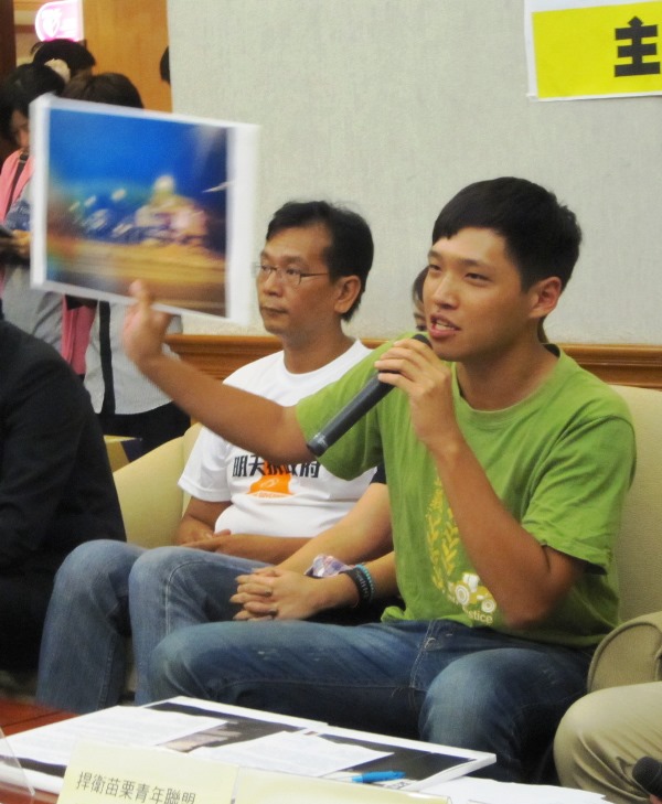 陳為廷舉出16日晚間「守護苗栗音樂會」進行時，苗栗縣長劉政鴻家門口的照片，質疑警力調度的問題。圖5之2：王立柔/攝