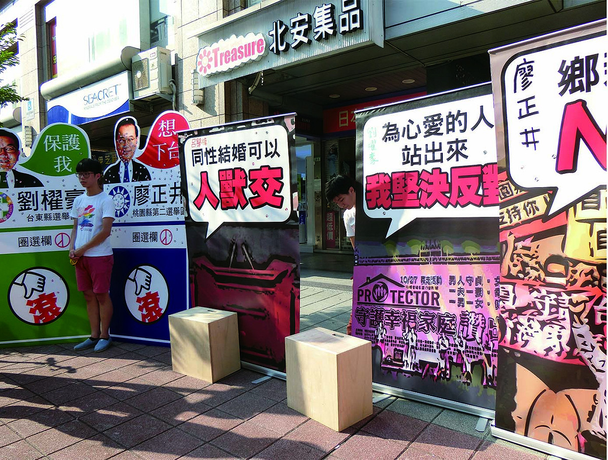 民團在遊行路線設置許多攤位，與民眾互動一同淘汰不適任立委。圖：楊淳卉/攝