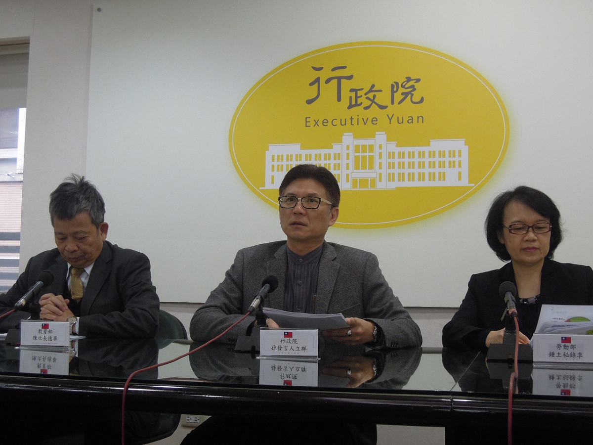 行政院16日公布畢業生薪資的大數據分析結果，99學年度的畢業生中，大學生的起薪平均為25K。圖：翁嫆琄/攝