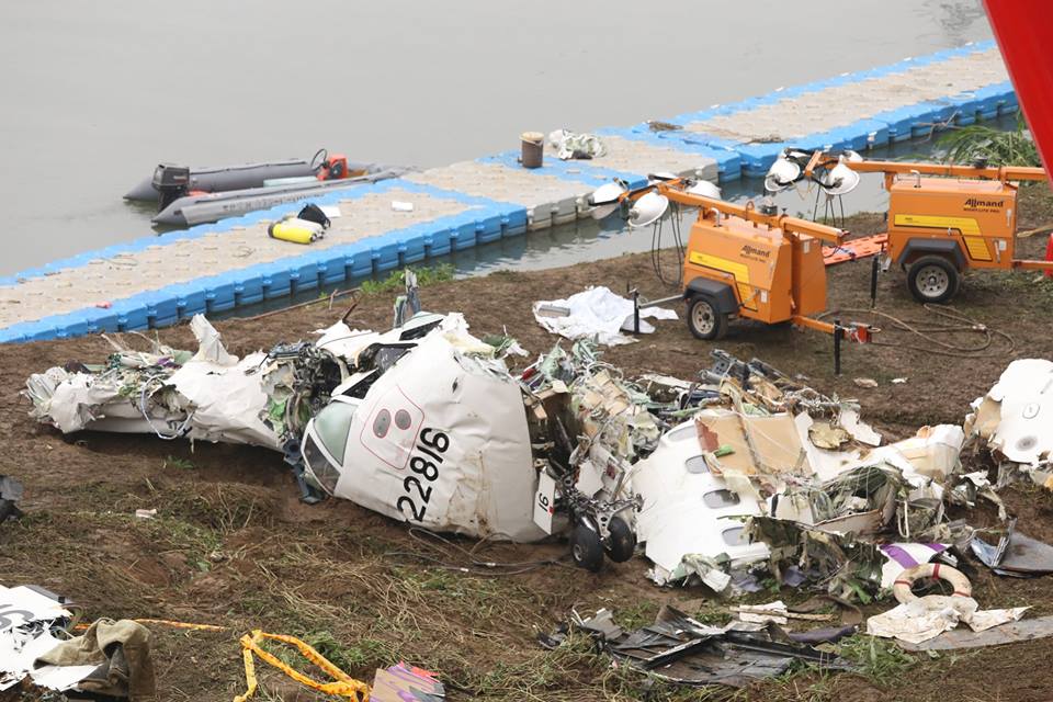 復興航空在過去的13年已經發生11件飛安事件，消基會5日呼籲消費者應拒搭復興航空班機。圖為復興航空GE-235班機失事現場情形。圖：林雨佑/攝