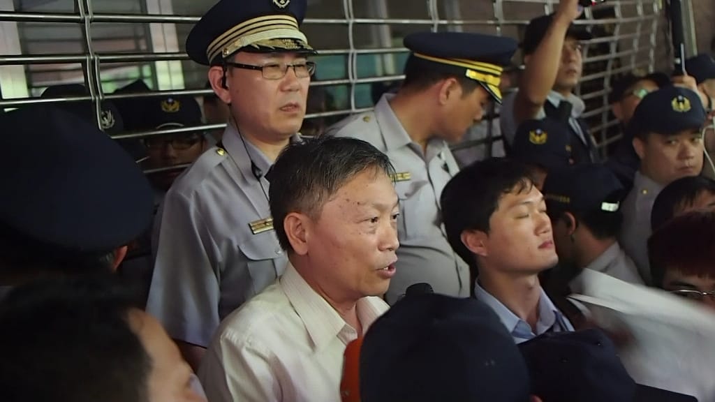 13日下午學生闖入國教署後，協議由國教署高中職教育組副組長韓春樹出面，到大樓前與學生對話。圖:何星瑩/攝