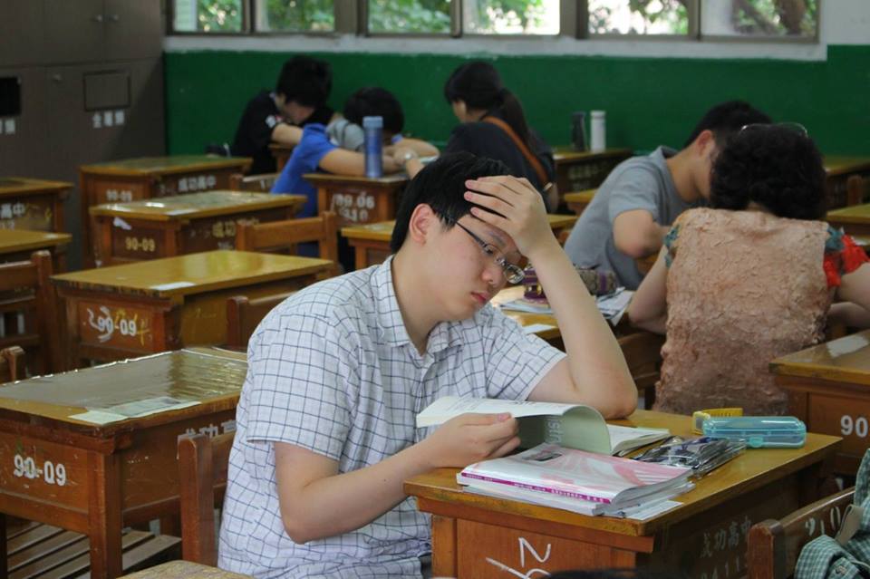 國中會考的英聽測驗傳出79個試場、30所學校提早收卷的重大紕漏，從南到北初估有3,318名考生受影響。圖：新頭殼資料照片