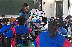 台中市潭子區洪姓國一女學生因流感重症死亡，同班同學哭紅了眼，28日在導師的輔導下，用祝福卡寫下不捨與哀悼。（圖片來源中央社，潭子國中提供）