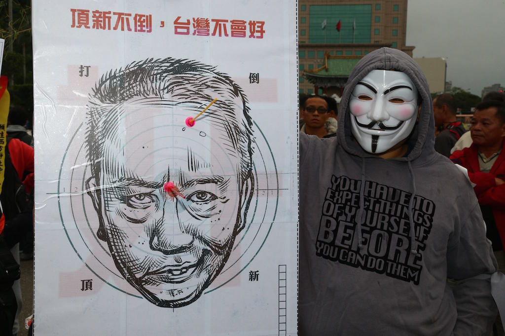為抗議頂新劣油案一審宣判結果，民眾自發性在12日下午舉行「1212萬人捍衛食安大遊行」，共有上千位民眾走上凱道一同遊行，並提出修改食安法等多項訴求。圖：讀者提供
