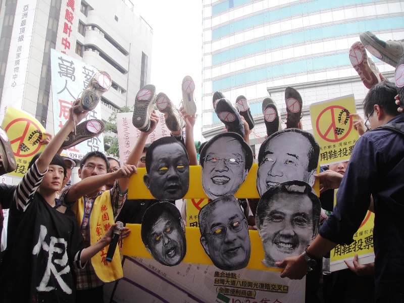 針對週日（10日）舉行的國民黨全代會，929社運連線30多人今（6）日下午聚集在國民黨中央黨部對面，高呼「用鞋投票，還權於民」。圖：王立柔/攝