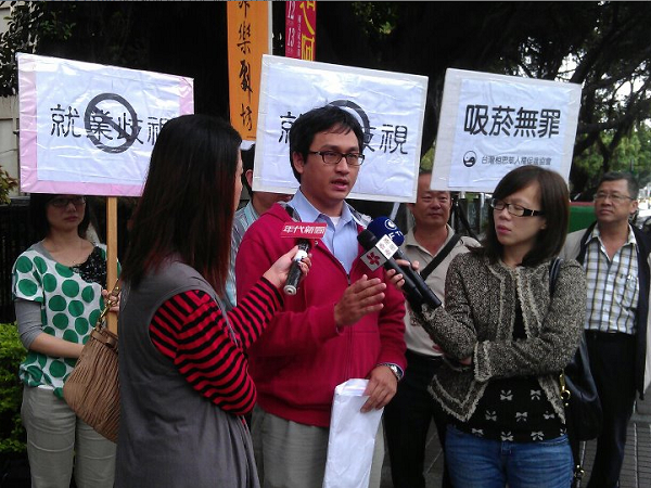 台灣相思草人權促進協會理事長朱政騏表示，花連縣已率先配合教育部宣導，在國中小校長遴選簡章納入不吸菸條款，明顯涉及就業歧視的問題。圖片來源：台灣相思草人權促進協會提供