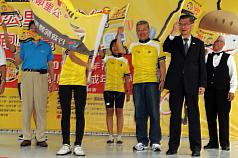 行政院副院長陳沖（右2）23日在台北出席100年單車成年禮環台線起跑典禮活動，並在典禮中授旗給預備環台的青年單車騎士。圖片來源：中央社