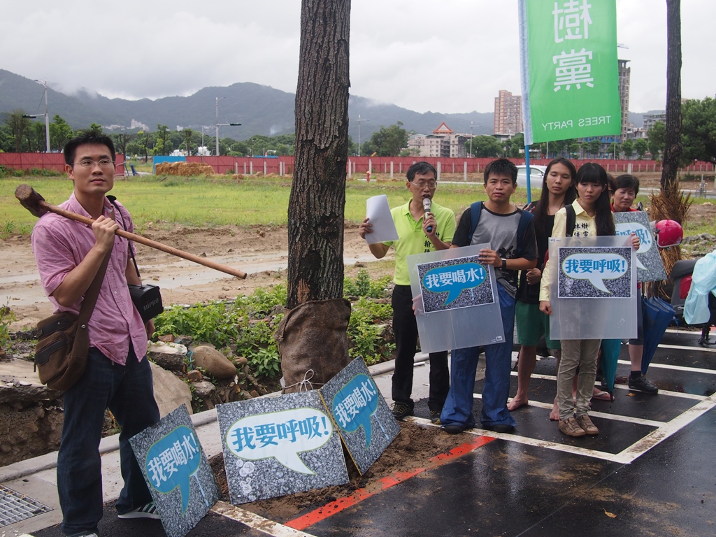 護樹團體與樹黨共同請求新北市府積極護樹。圖:何星瑩/攝