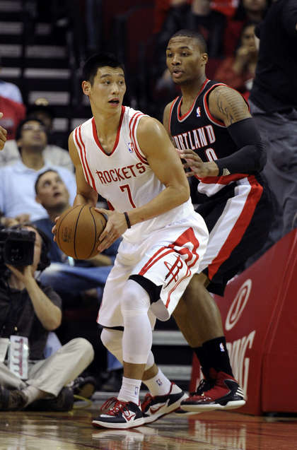 NBA總裁史騰表示，林書豪在紐約尼克時期所寫下的傳奇故事，一舉打破黃種人運動弱勢的刻板印象。他認為林書豪的例子激發小孩子對籃球的熱愛，讓更多人從事籃球運動，相信未來會有更多亞洲球員投入NBA。圖片來源：達志影像/美聯社資料照片