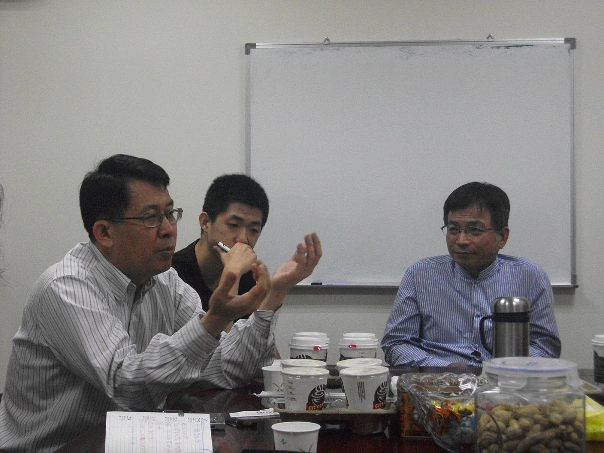 教育部長蔣偉寧(左)今（10）日下午拜會國民黨立院黨團書記長賴士葆(右)時表示，他期望立法院召開臨時會時，通過12年國教相關法案。圖：涂鉅旻/攝