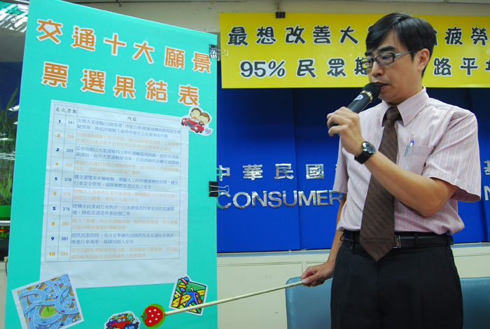 消費者文教基金會祕書長陳智義指出，台灣民眾對交通的10大願景中，台灣民眾最擔心公路客運、市區公車駕駛人的疲勞問題。圖片:黃沛云/攝