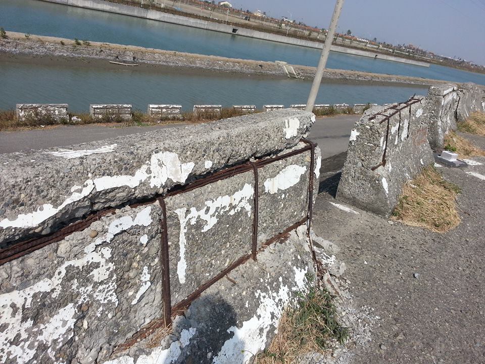 台南七股地區風化與鹽化問題嚴重，路旁水泥護坡日久風蝕，鋼筋生 鏽裸露。圖:陳江鈴/攝