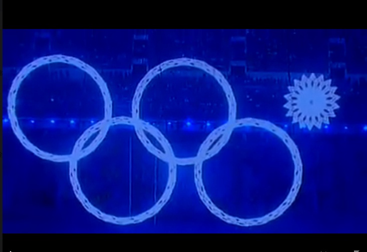 索契（Sochi）冬季奧運開幕典禮中，原本應該由雪花綻放為奧運五環圖案的演出，最後只剩下四環綻放，最右上方的一環則卡住不動，維持雪花模樣。一般認為，應該是技術問題所導致。圖：翻攝電視畫面