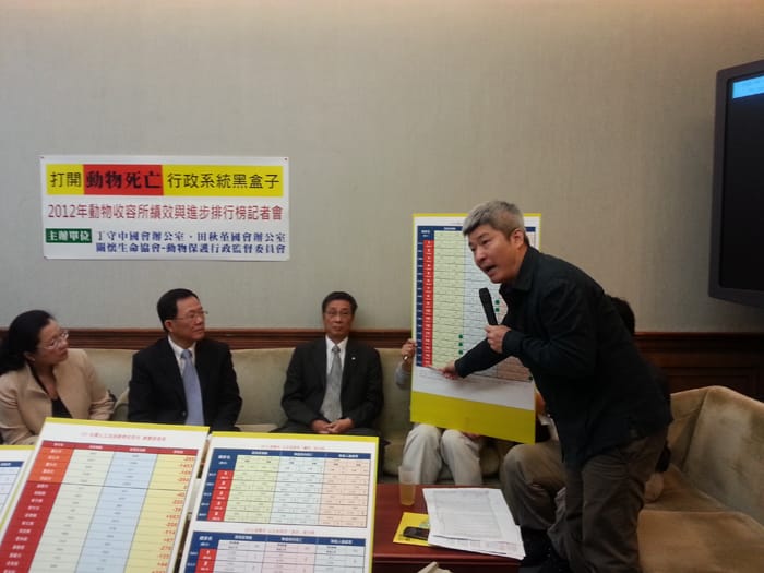 流浪動物問題嚴重，動保團體長期點出收容所問題，關懷生命協會今（12）日協同藍綠立委共同召開記者會，質疑農委會所提供的年度動物收容所統計表數字間有差異。圖：陳沛佑/攝