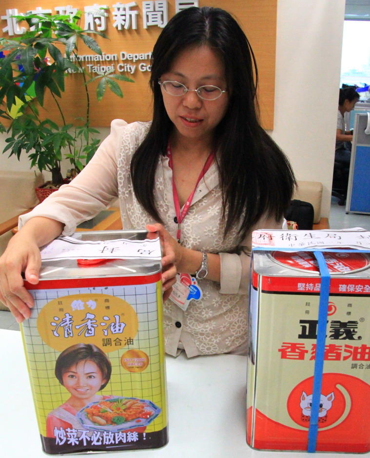 新北市政府衛生局食品藥物管理科長林冠蓁表示，新北市今（10）日總共封存、下架3920桶、49188公斤的問題油品；其中以三重區高正食品有限公司的2868桶、41877公斤最多。圖：陳冠廷/攝