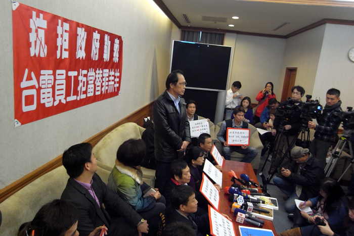 台電工會今（4）日上午召開記者會，工會理事長胡國康痛批經濟部長施顏祥擅改台電考成，把原本「甲等」改成「乙等」，嚴重打擊台電員工士氣。圖：楊宗興/攝