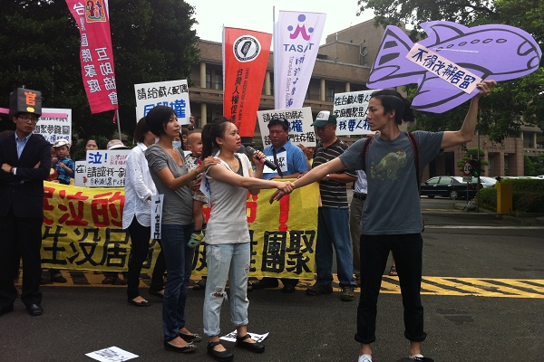 民間團體以行動劇呈現官員拒絕給予藏人配偶居留簽證，導致台藏聯姻家庭必須忍受夫妻分離之苦。圖片來源：楊宗興/攝