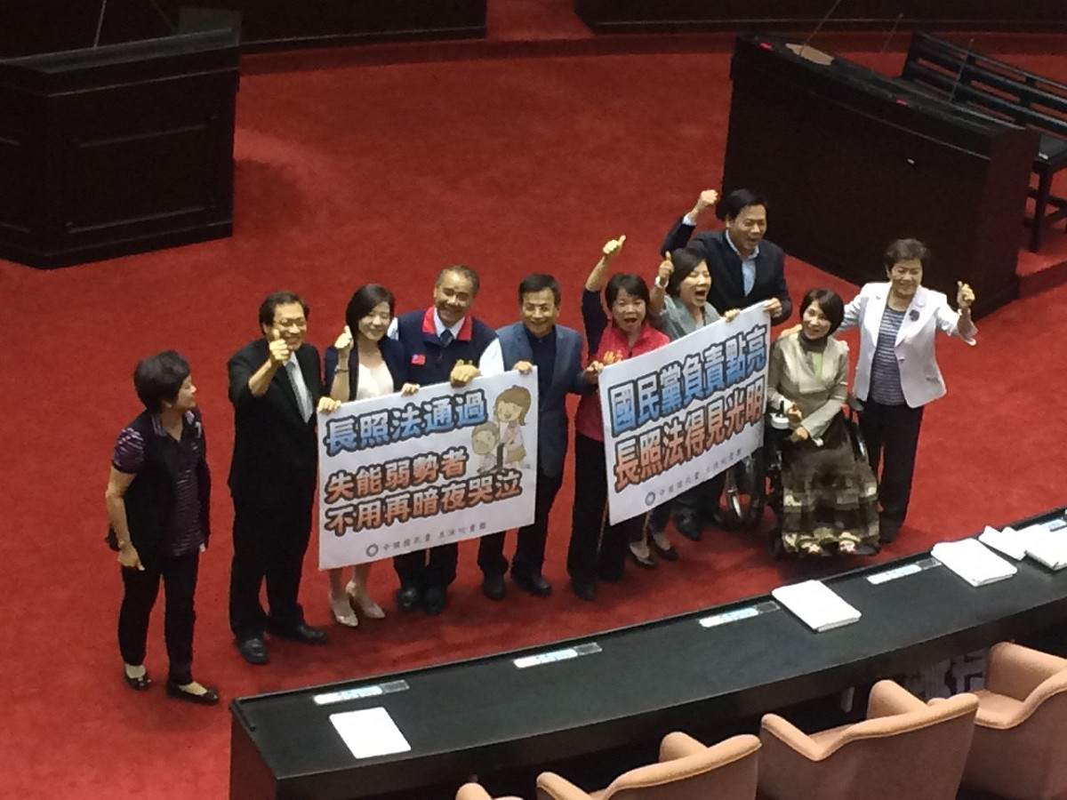 《長期照顧服務法》歷經4年卡關，終於在15日三讀通過，國民黨立委在三讀後，在議場興奮大喊「長照法通過、呷老免歡樂」。圖：符芳碩/攝