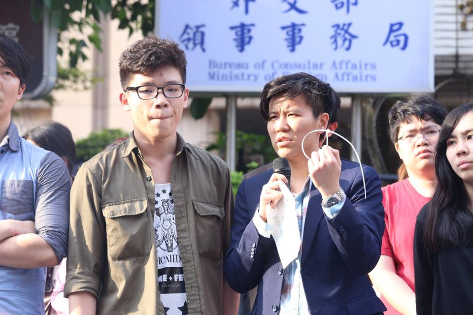 肋骨裂開的民主鬥陣成員謝邑霆拿著醫院的驗傷單和束帶，控訴警方違法施暴。圖：林雨佑/攝