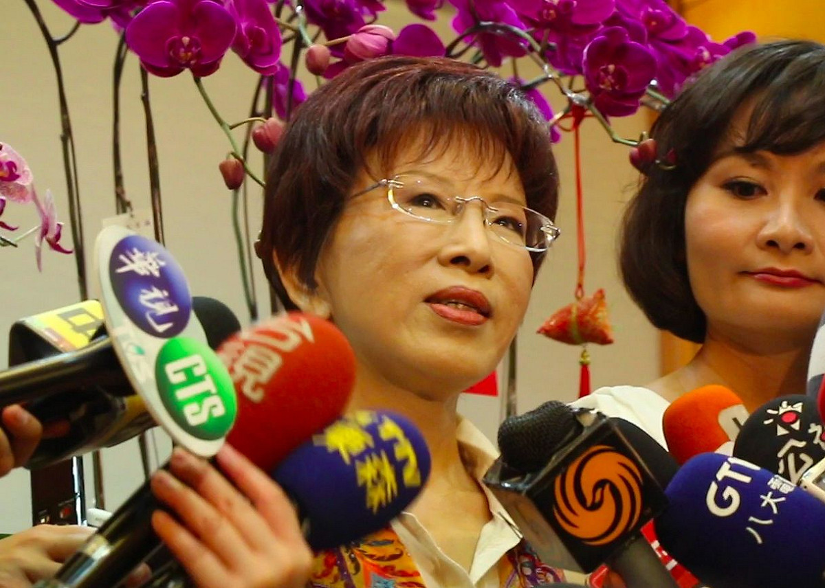 反課綱學生林冠華30日被發現在家燒炭自殺身亡，對此，國民黨總統參選人洪秀柱上午表示，自己「非常非常難過」。圖：新頭殼資料照片