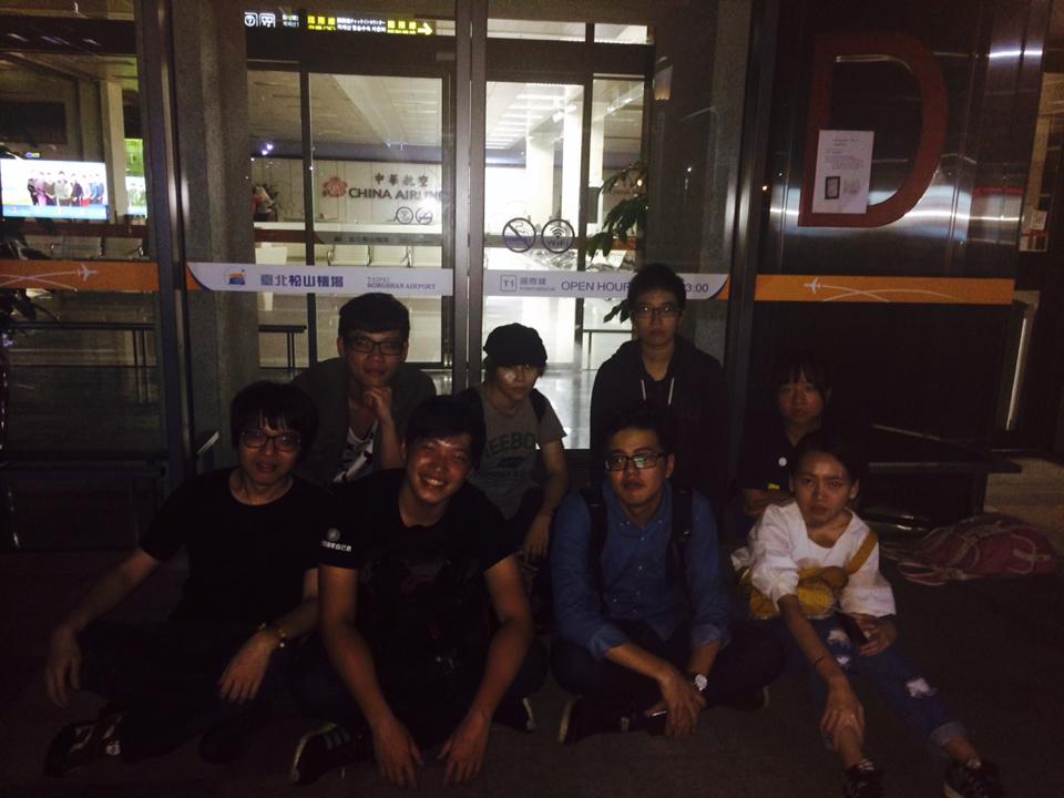 陽花學運領袖陳為廷於7日凌晨1點率10餘名反馬習會群眾至松山機場第一航廈入口處前表達反對馬習會。圖：翻攝自陳為廷臉書