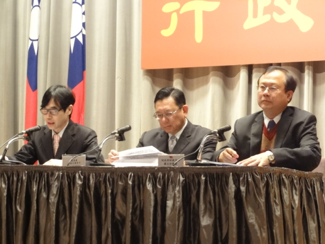 行政院長陳冲15日決定比照去年處理塑化劑的模式，由行政院副院長江宜樺成立食品安全危機處理小組。照片為新聞局副局長翁桂堂(右)在記者會中轉述陳冲在院會中的談話。圖片：謝莉慧/攝