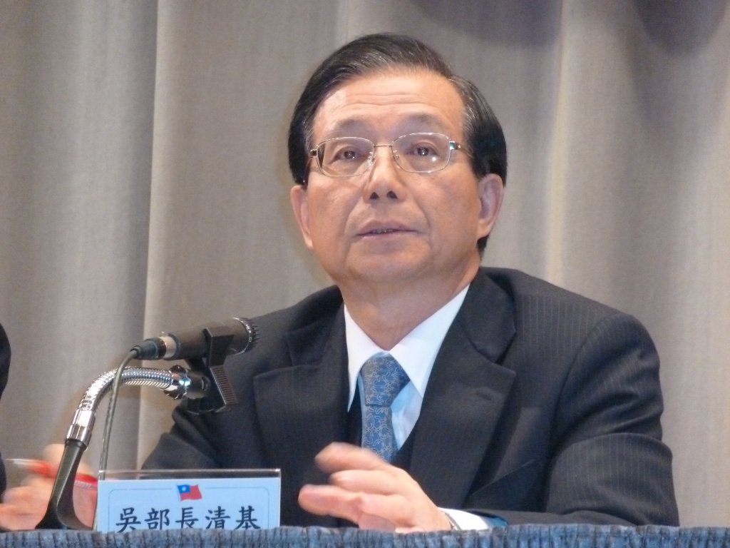 教育部長吳清基為了桃園八德國中霸凌事件親上火線，卻因為一席指稱霸凌是「小事」的談話，引來外界批評。圖片：謝莉慧攝