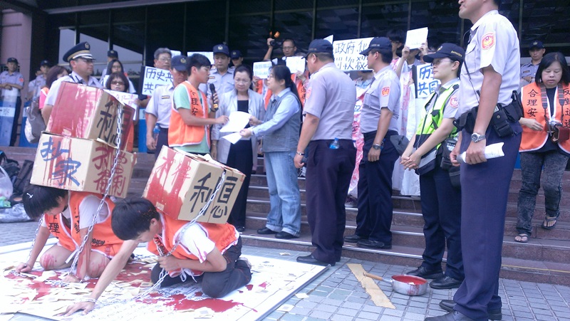約20多名華光社區居民與聲援學生今（7）日下午在法務部門口召開記者會，學生們更演出行動劇，抗議政府將居民「剝皮拆骨、血濺四方」。圖：黃郁姍/攝