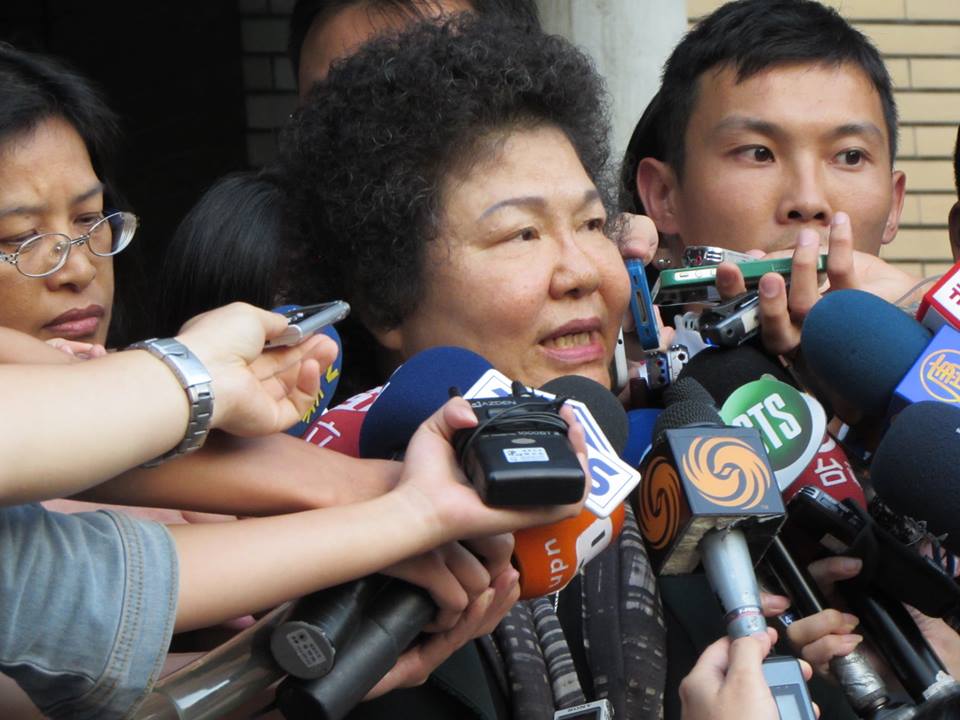 高雄市長陳菊22日說，現階段高雄還在救災中，先遷市區的石化管線。圖：邱珮文/攝