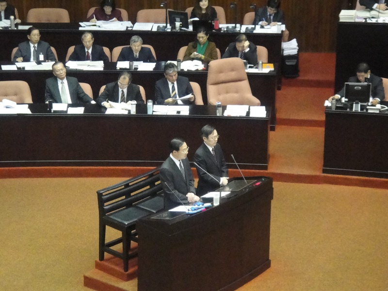 行政院長江宜樺今（5）日上午在立法院答詢時指出，政府是先查未切結的油品，但已簽署切結書的廠商油品，還是要查。圖：王立柔/攝