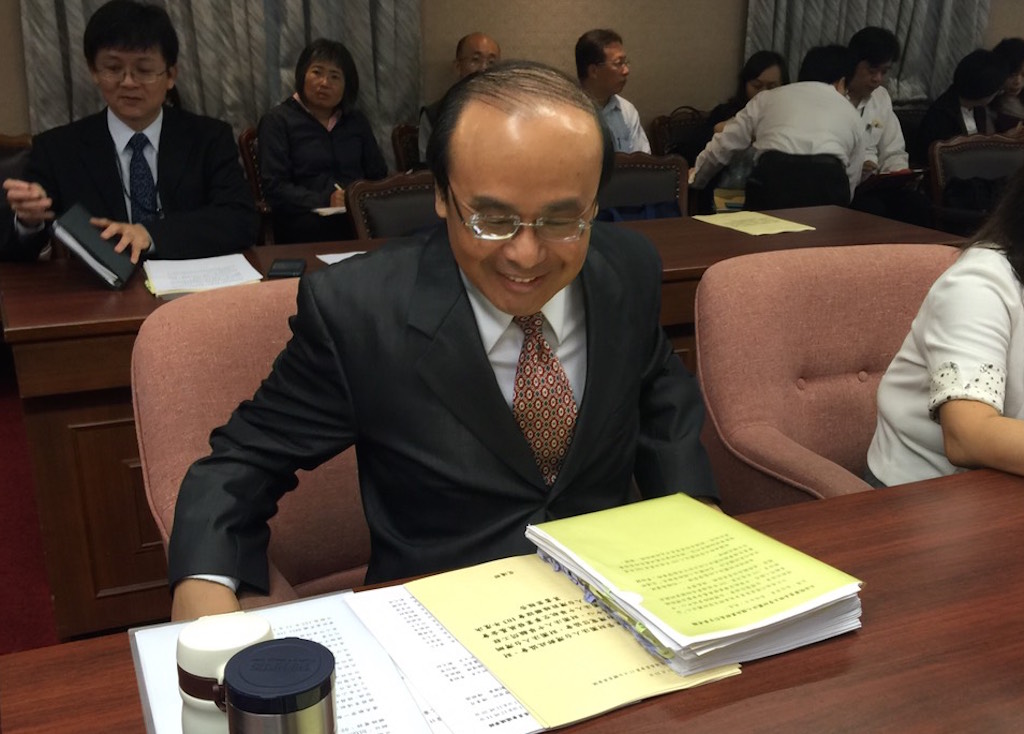 對於開放申請旅宿及主題樂園優惠造成大當機，交通部長陳建宇23日在立法院備詢時致歉。圖：劉奕霆/攝