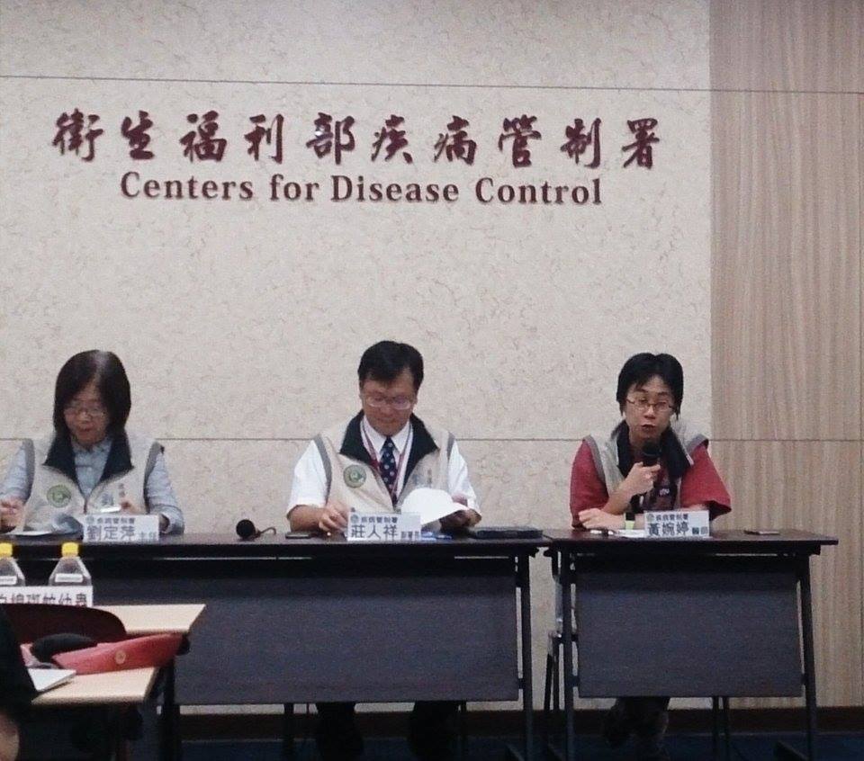 疾管局提醒國人在颱風過後，注意環境清理，清除積水避免疫情蔓延。圖由左至右為疾管署主任劉定萍、副署長莊人祥、醫師黃婉婷。圖：王子軒/攝