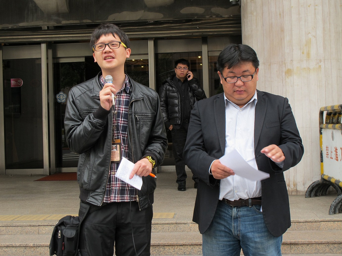 時代力量13日在立法院前舉辦記者會討論外籍看護工與記者的勞動權益。圖：林朝億/攝